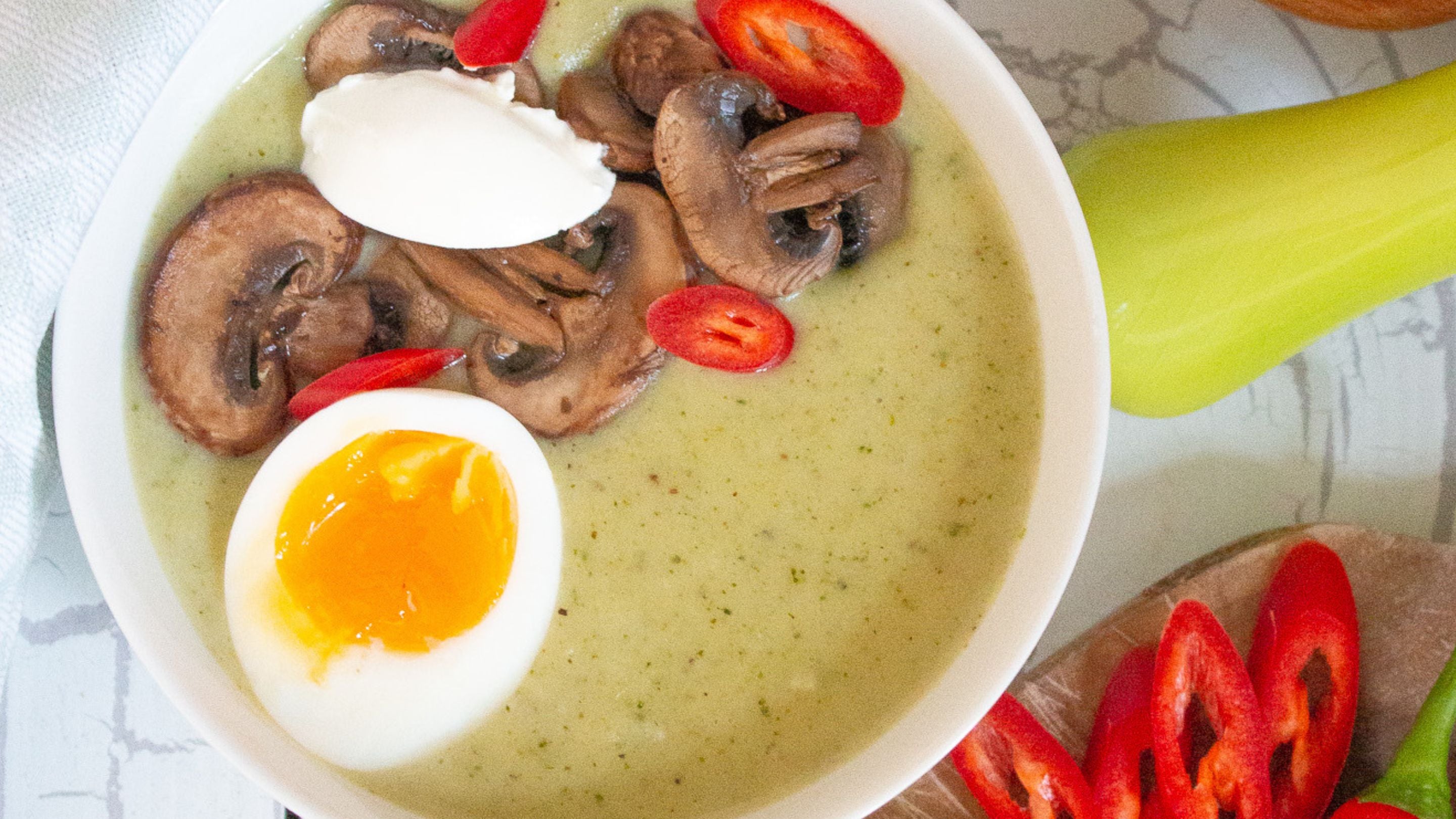 Cremige Brokkolisuppe mit Ei – MADENA Cremige Brokkolisuppe mit Ei – MADENA