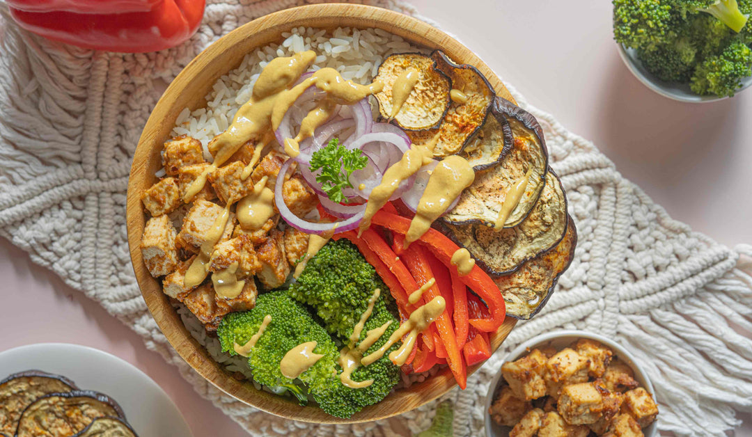 Bunte Aubergine-Tofu-Bowl