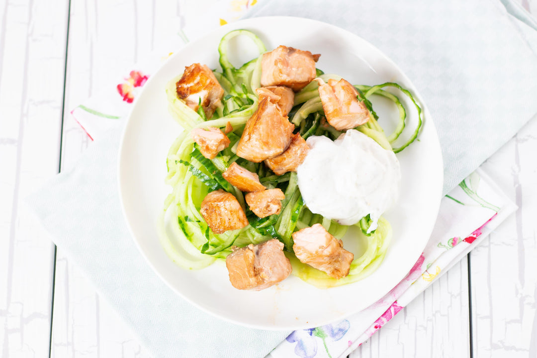 Lachs-Bowl-Rezept: Mit Gurke und Kräuterquark