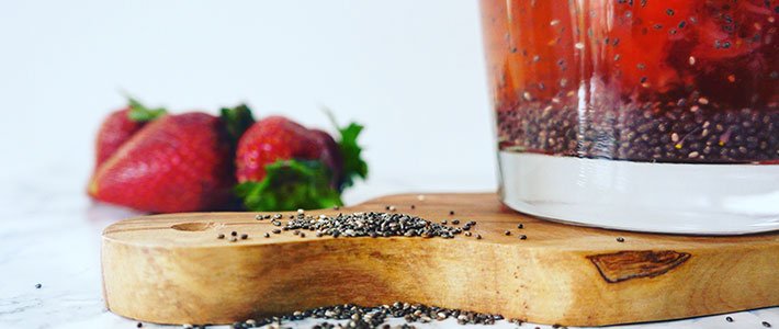 Basische Rezepte zum Trinken: Erdbeer-Chia-Wasser